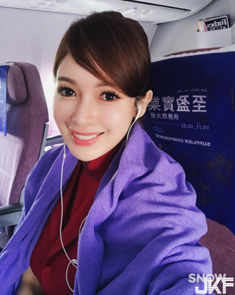 空姐好胸！華航正妹花蓮海邊大秀「白嫩圓乳」！挖腰設計太邪惡了啦！
