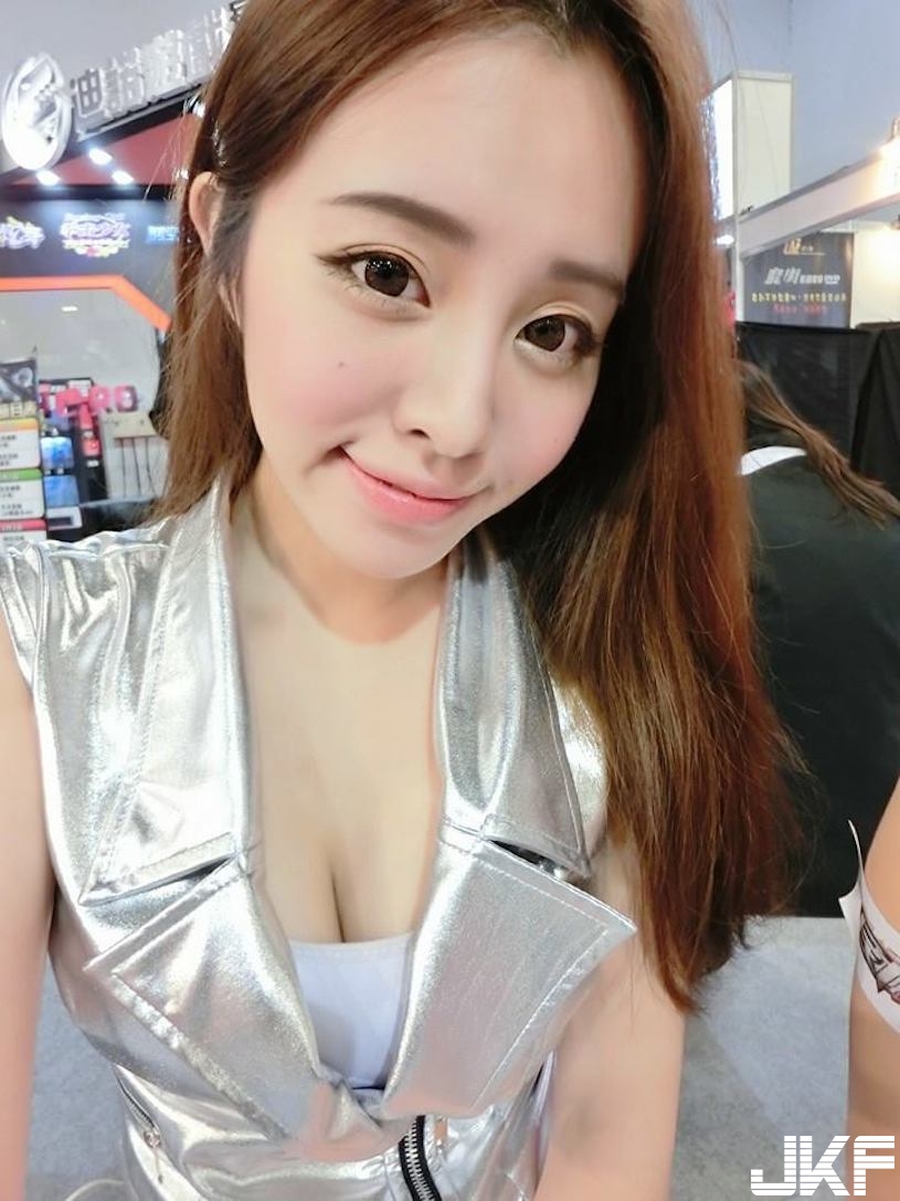 10公分的深邃事業線！　正妹子寧兒E奶太火辣，視線整個移不開了&#8230;