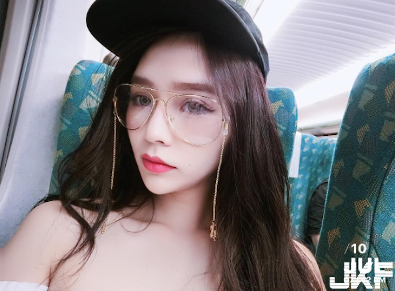 顏值美翻！正妹連身衣露出「雪白美肌」，「腰肩大挖空」好撩人喔！