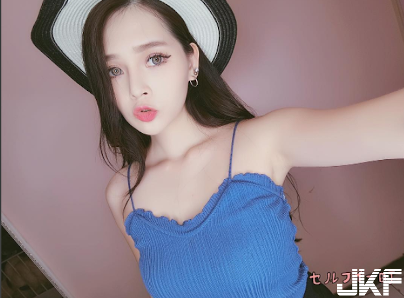 顏值美翻！正妹連身衣露出「雪白美肌」，「腰肩大挖空」好撩人喔！
