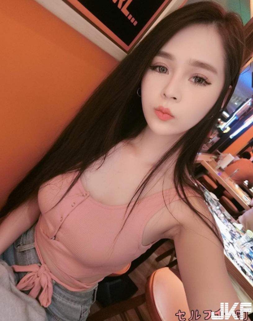 顏值美翻！正妹連身衣露出「雪白美肌」，「腰肩大挖空」好撩人喔！