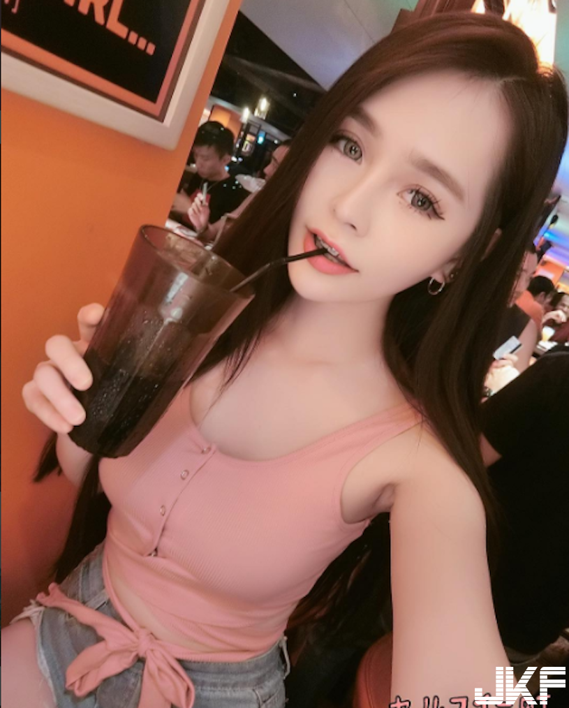 顏值美翻！正妹連身衣露出「雪白美肌」，「腰肩大挖空」好撩人喔！