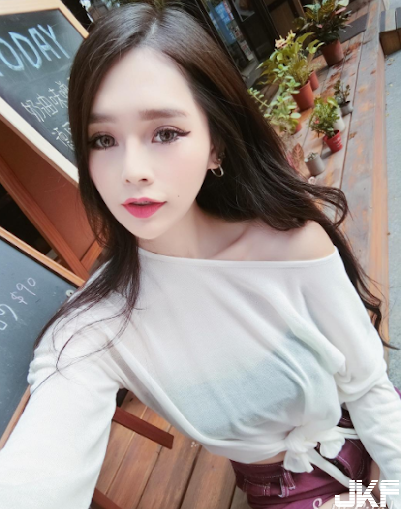 顏值美翻！正妹連身衣露出「雪白美肌」，「腰肩大挖空」好撩人喔！