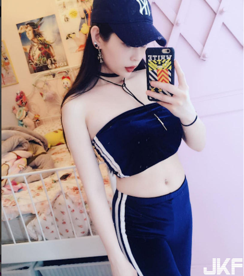 顏值美翻！正妹連身衣露出「雪白美肌」，「腰肩大挖空」好撩人喔！