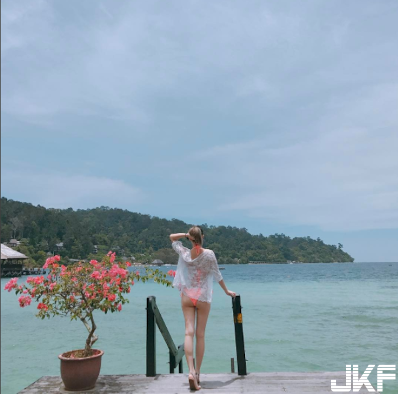 小吃店奇景！「雞湯奶妹」低頭大露胸器！深溝看不見底啊！
