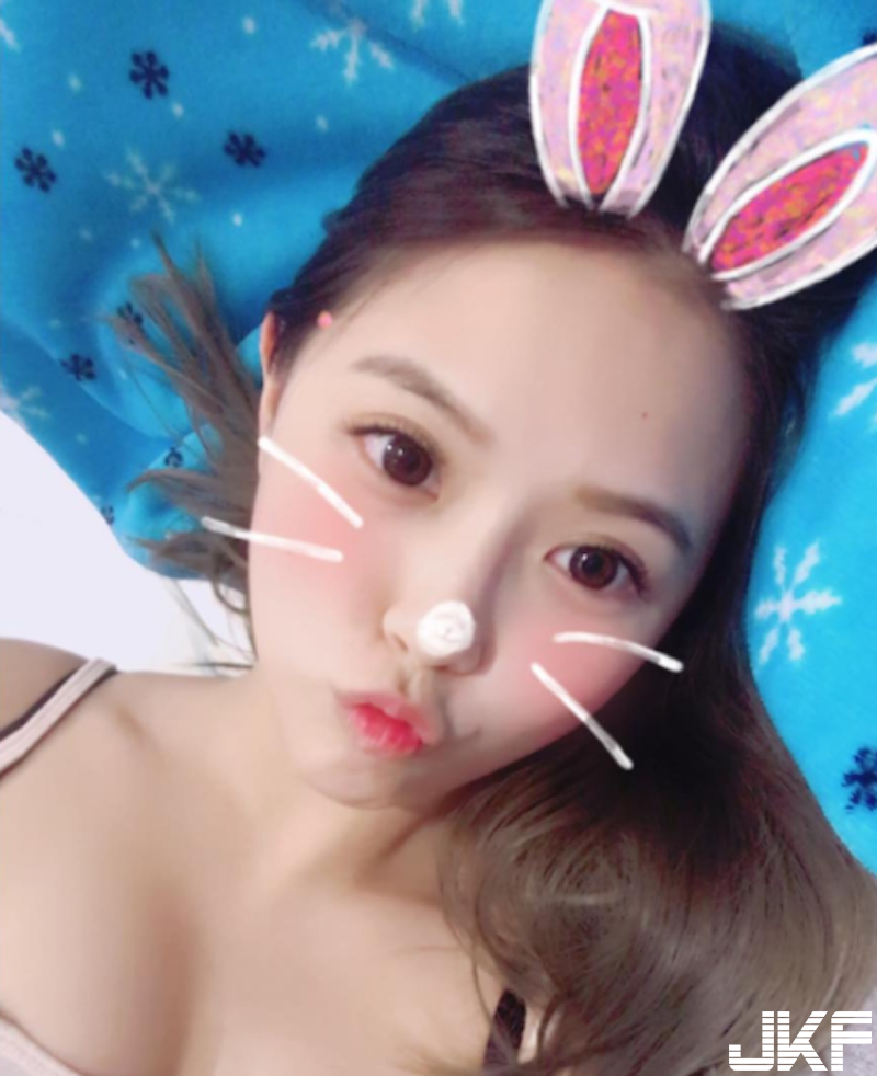 小吃店奇景！「雞湯奶妹」低頭大露胸器！深溝看不見底啊！