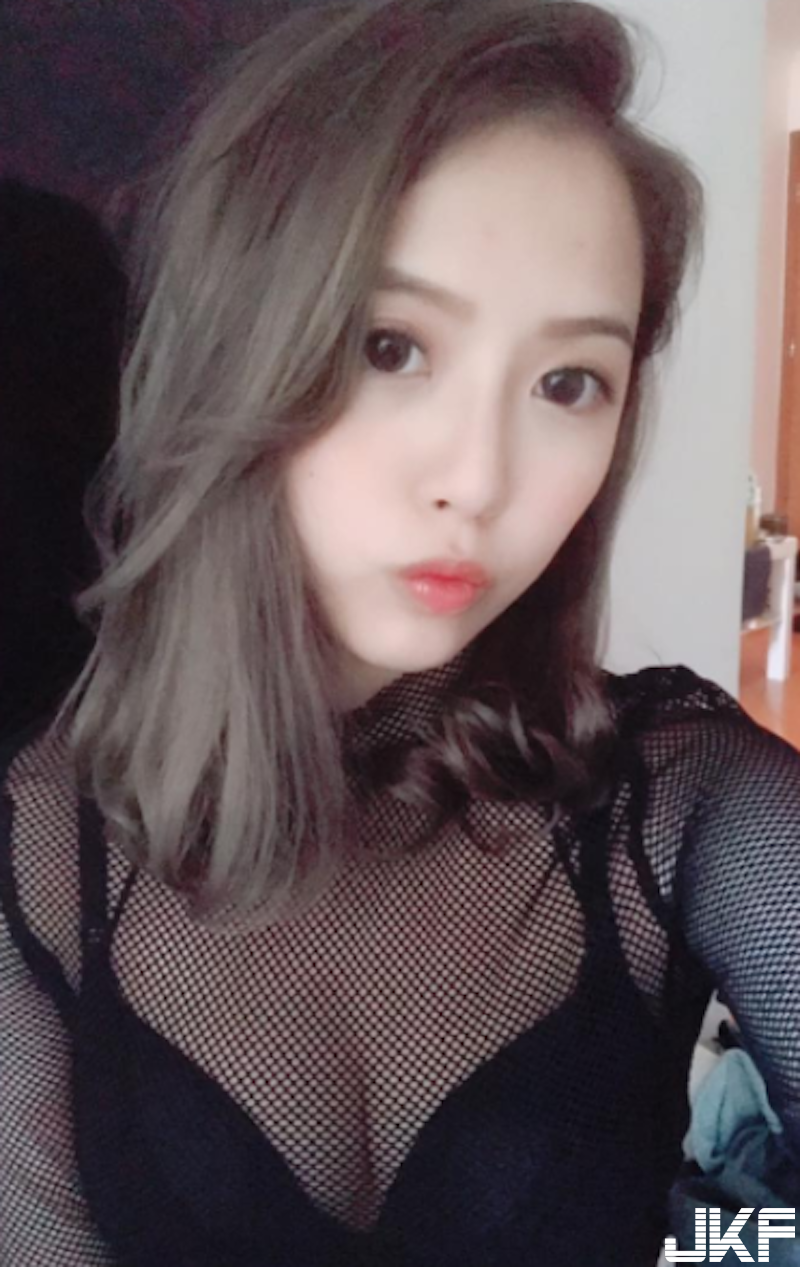 小吃店奇景！「雞湯奶妹」低頭大露胸器！深溝看不見底啊！