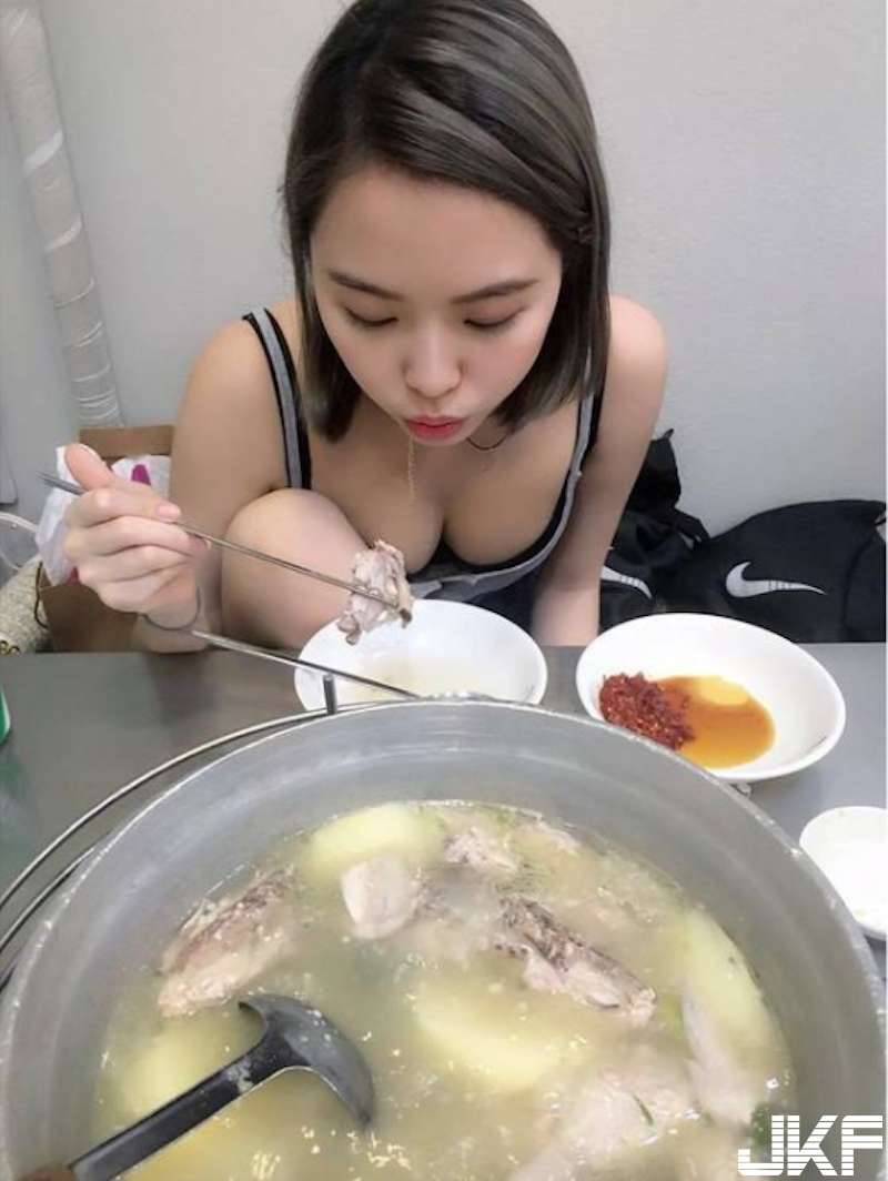 小吃店奇景！「雞湯奶妹」低頭大露胸器！深溝看不見底啊！