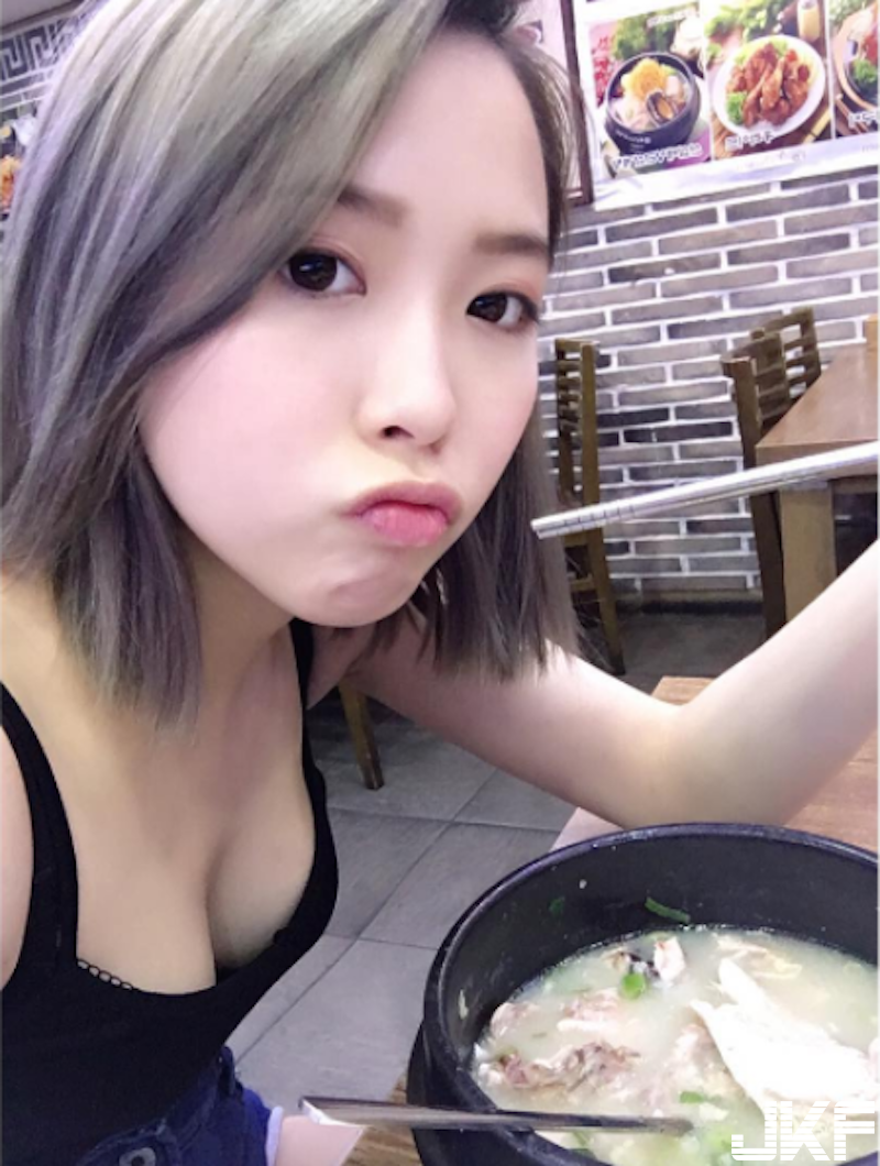 小吃店奇景！「雞湯奶妹」低頭大露胸器！深溝看不見底啊！