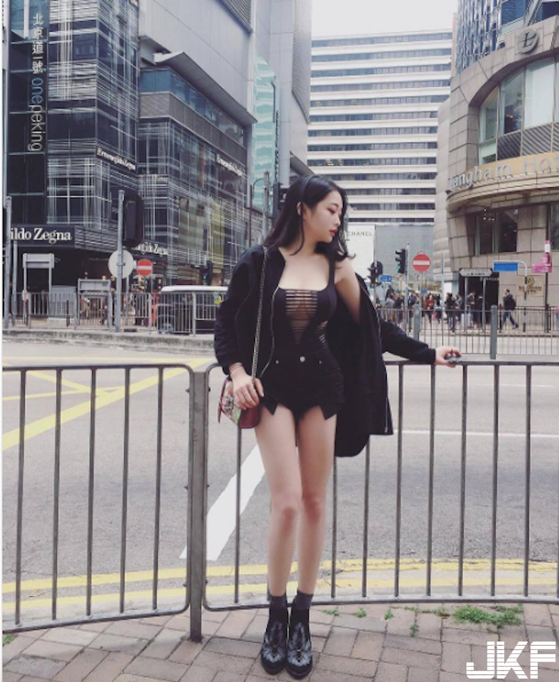 好狂！八字纏乳妹「超猛奶衣」乳量有夠兇悍！IG 放送「深夜福利」畫面太惹火…