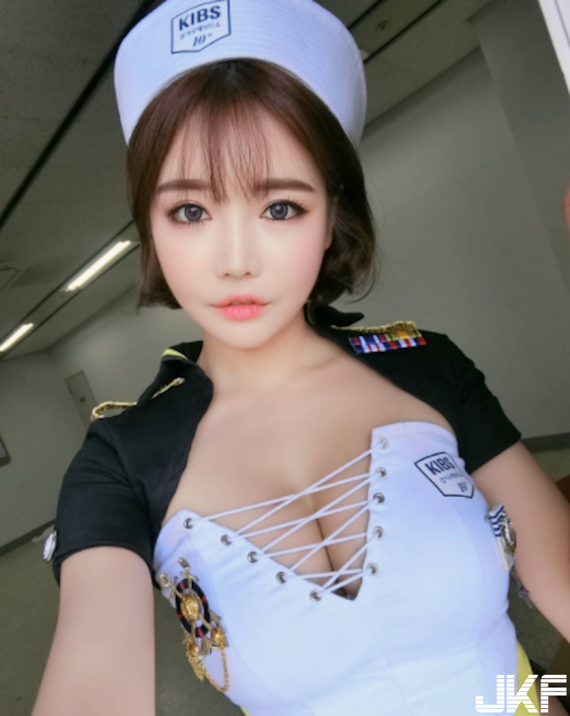 辣妹海邊性感大爆奶！　「比基尼乳量」快滿出來，實在太犯規了！