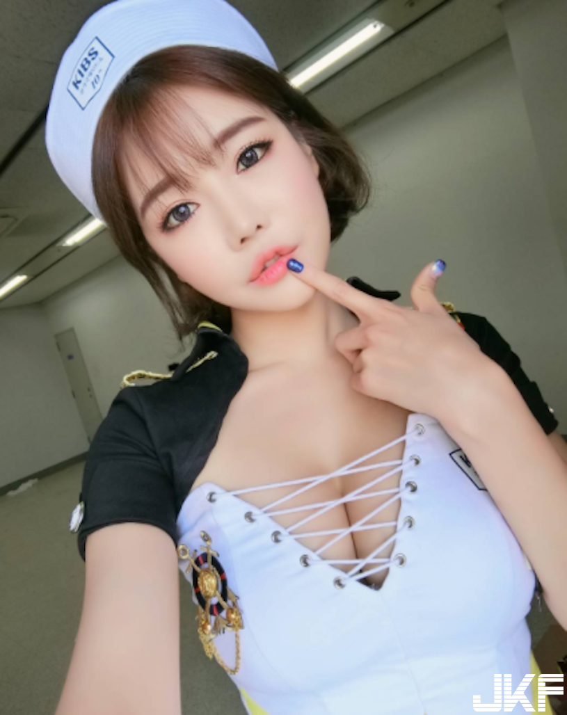 辣妹海邊性感大爆奶！　「比基尼乳量」快滿出來，實在太犯規了！