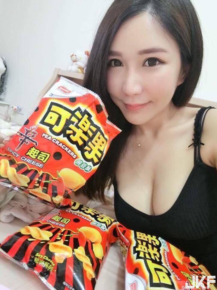 美乳正妹「大膽裸泳」秀美背！轉過身來白嫩美乳聚焦太性感！