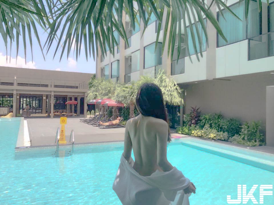 美乳正妹「大膽裸泳」秀美背！轉過身來白嫩美乳聚焦太性感！