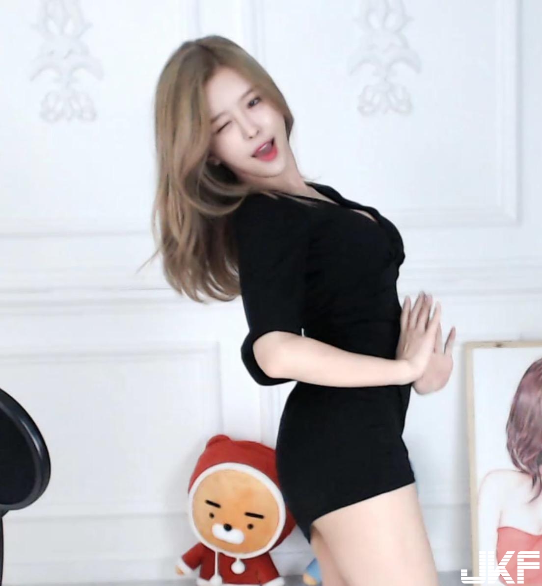 可惡！「美乳女神」性感穿絲襪&#8230;衣服敞開「肉球」大幅度跳出，讓人大噴鼻血