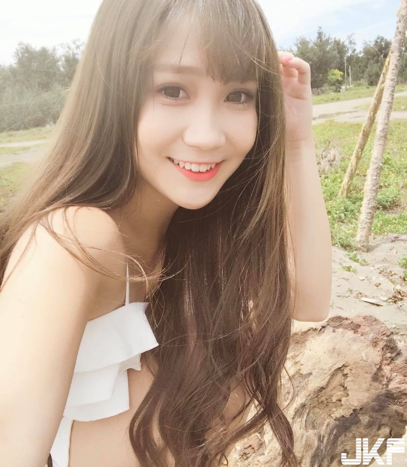 154白皙美肌「美乳小隻馬」太可愛！海灘曬「比基尼」讓人幻想大開