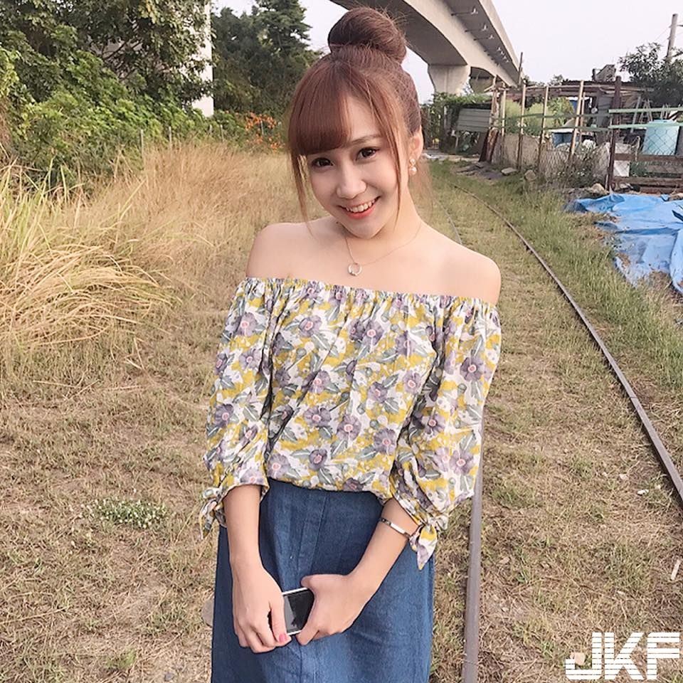 154白皙美肌「美乳小隻馬」太可愛！海灘曬「比基尼」讓人幻想大開