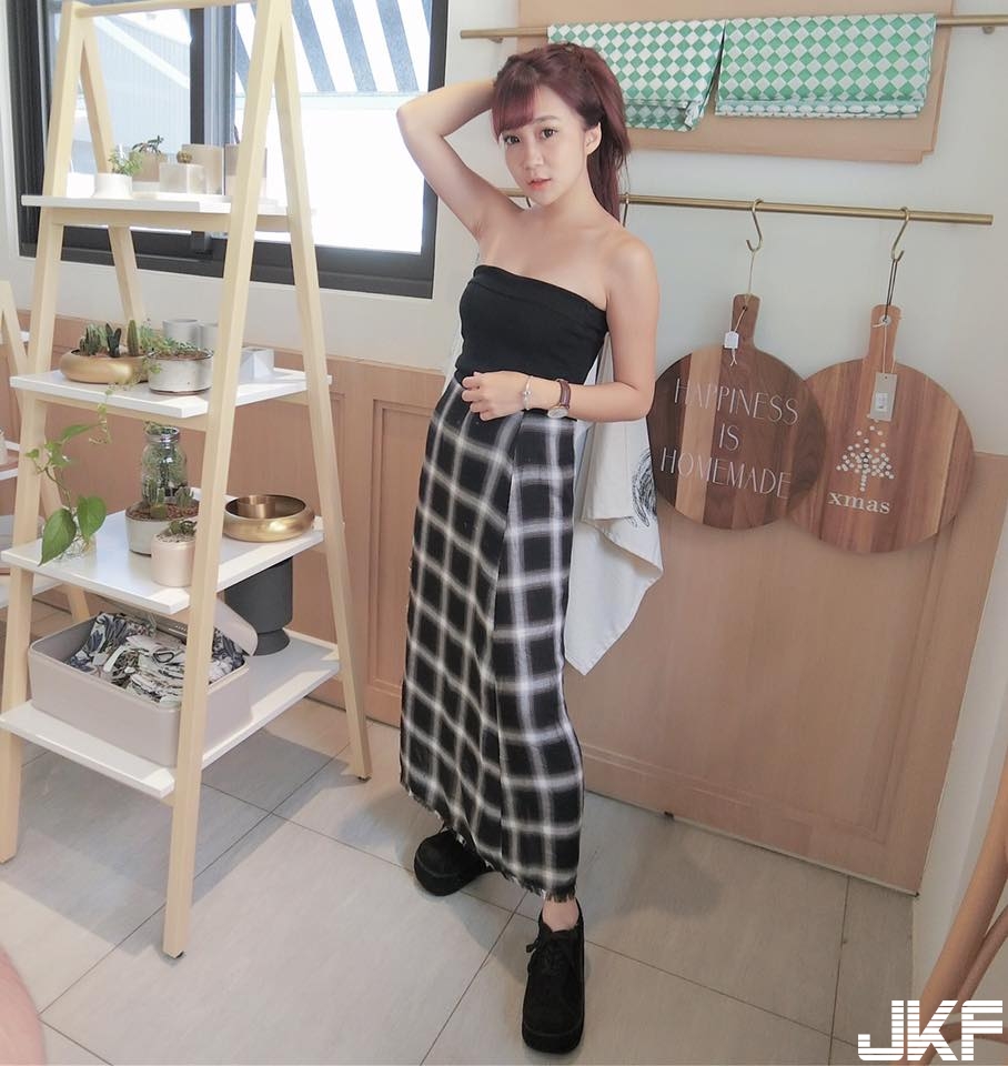 154白皙美肌「美乳小隻馬」太可愛！海灘曬「比基尼」讓人幻想大開