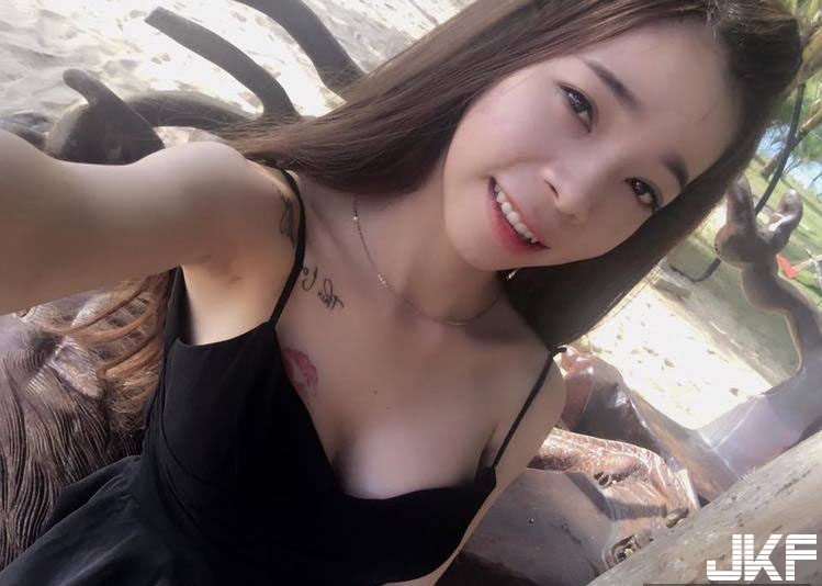 越南極品人妻好胸！身材保持超好，細肩帶超低胸洋裝大長輩都要跑出來見人了！