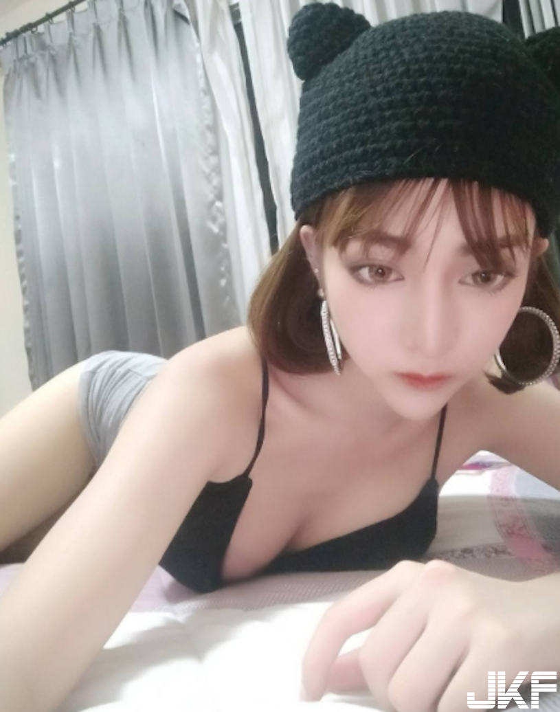 辣妹低頭打電動，「渾圓車頭燈」快爆出來，豪放到讓人受不了&#8230;