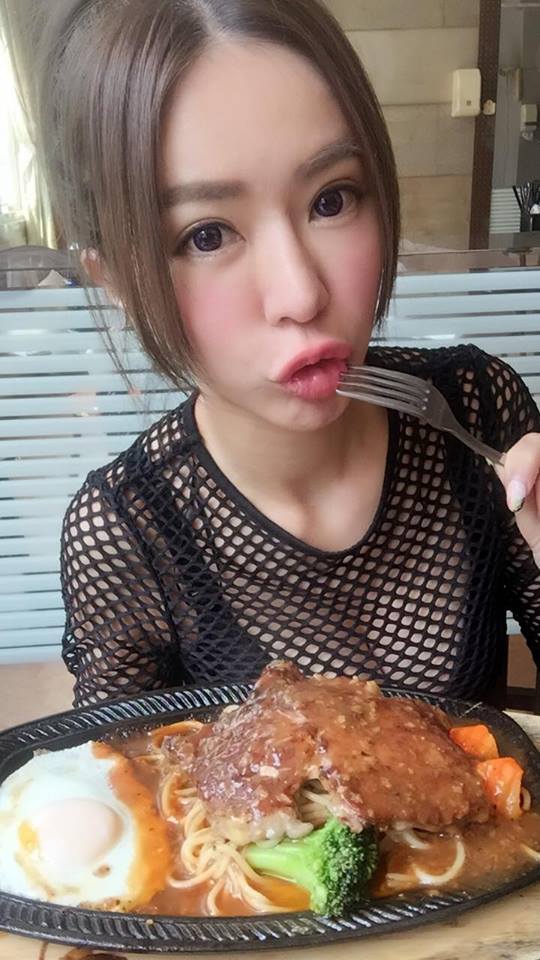 「爆乳正妹」只穿白色吊嘎入鏡！性感裝扮分享美食，網友快被餓昏！