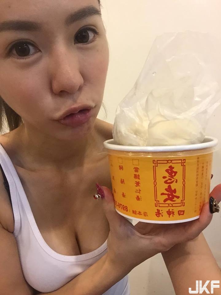 「爆乳正妹」只穿白色吊嘎入鏡！性感裝扮分享美食，網友快被餓昏！