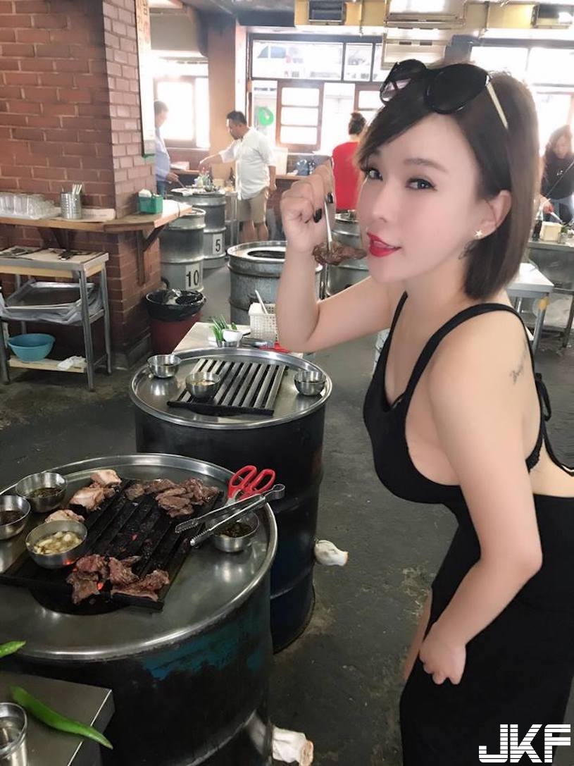 牛奶兒「爆奶喝西瓜汁」，滿滿的乳能量四溢，胸前兩顆真的太搶鏡～
