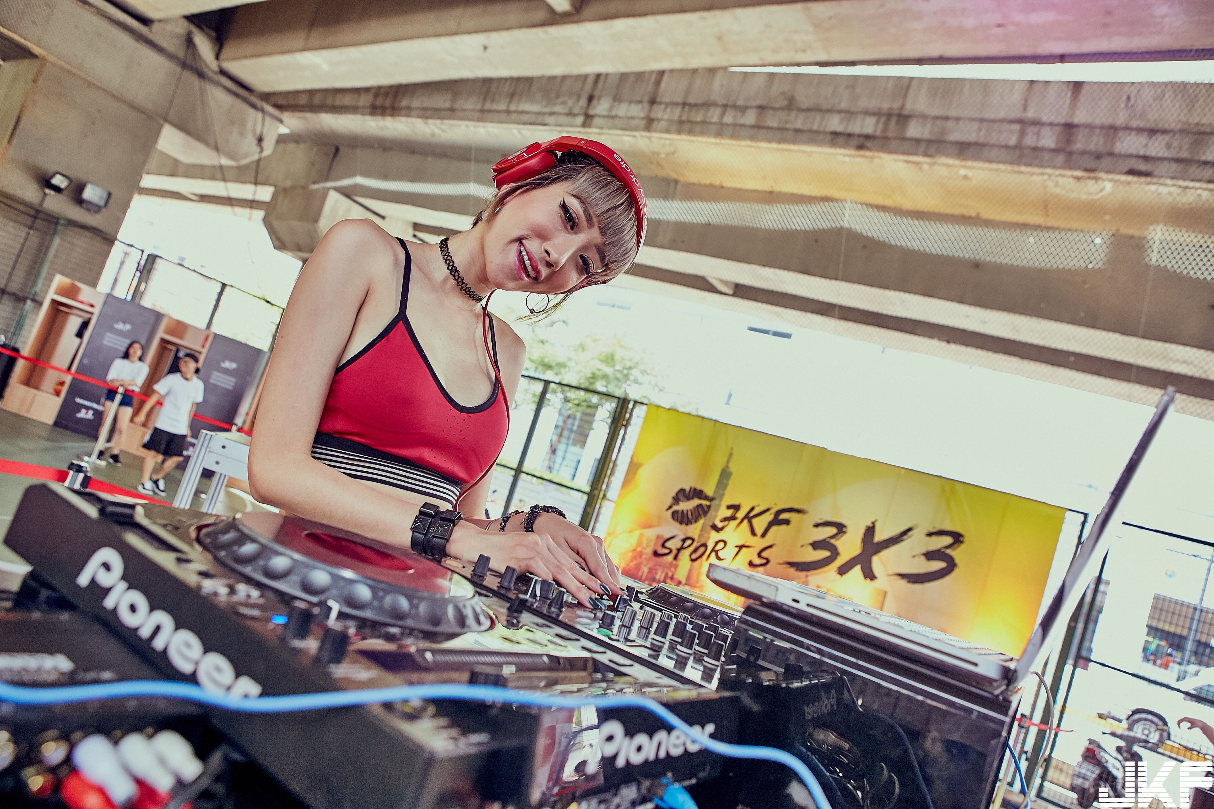 超火辣女DJ！　放音樂加送「性感美乳」，「現場搖擺」嗨翻全場！