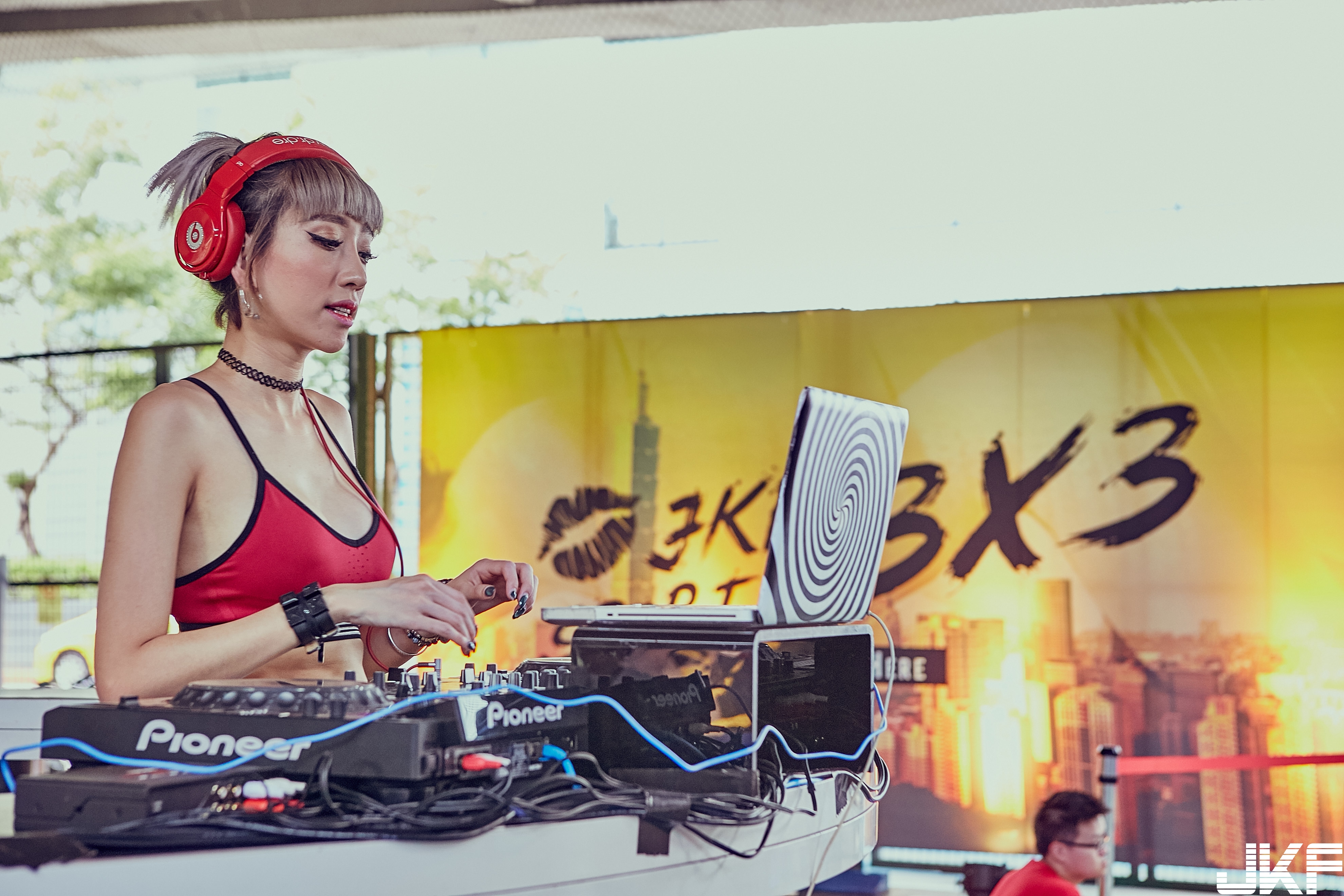 超火辣女DJ！　放音樂加送「性感美乳」，「現場搖擺」嗨翻全場！