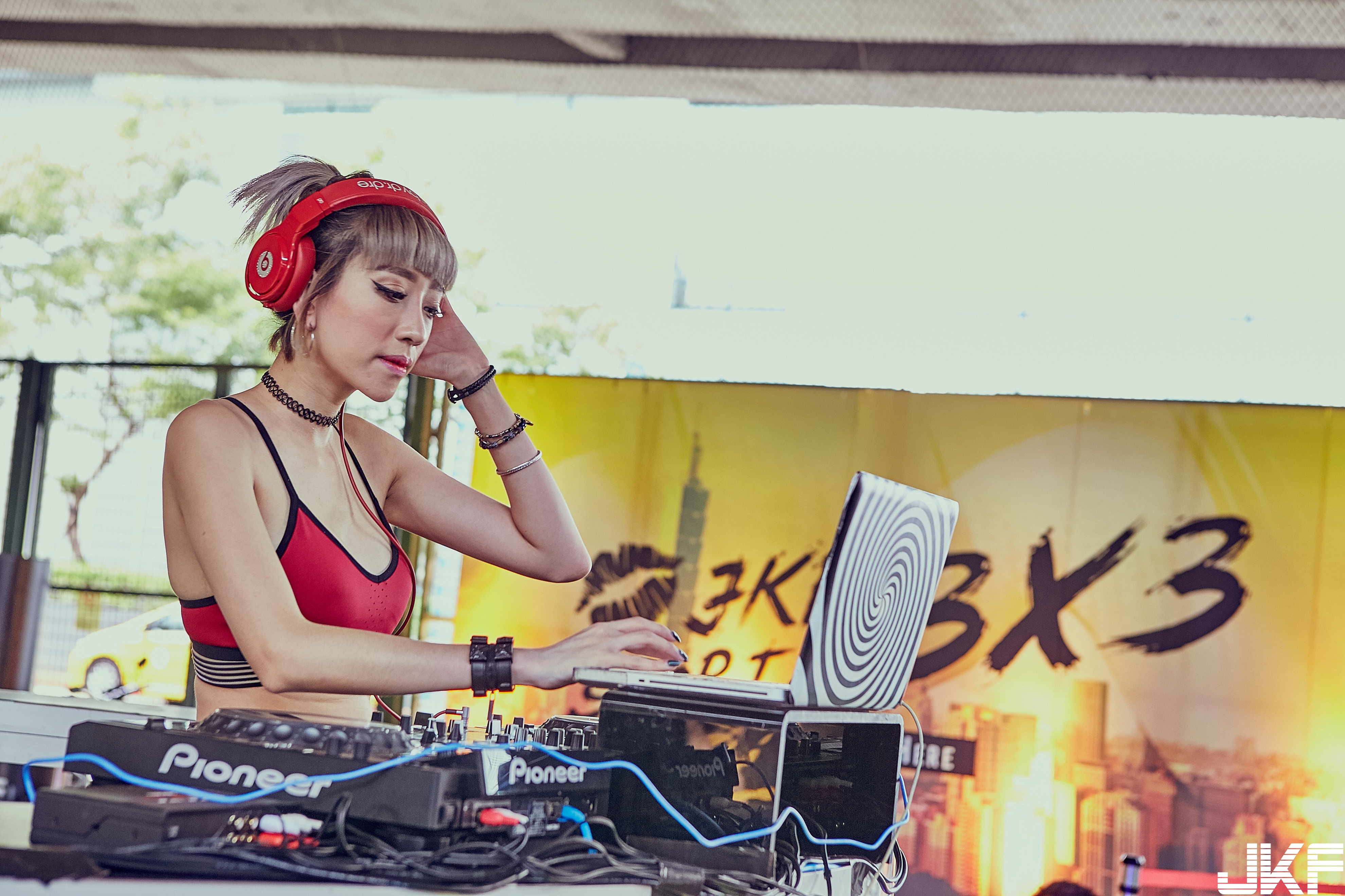 超火辣女DJ！　放音樂加送「性感美乳」，「現場搖擺」嗨翻全場！