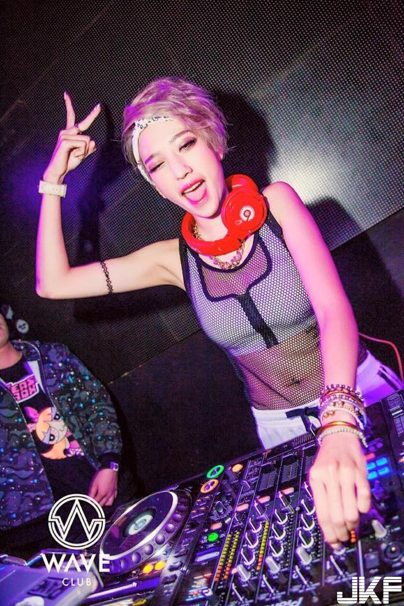 超火辣女DJ！　放音樂加送「性感美乳」，「現場搖擺」嗨翻全場！