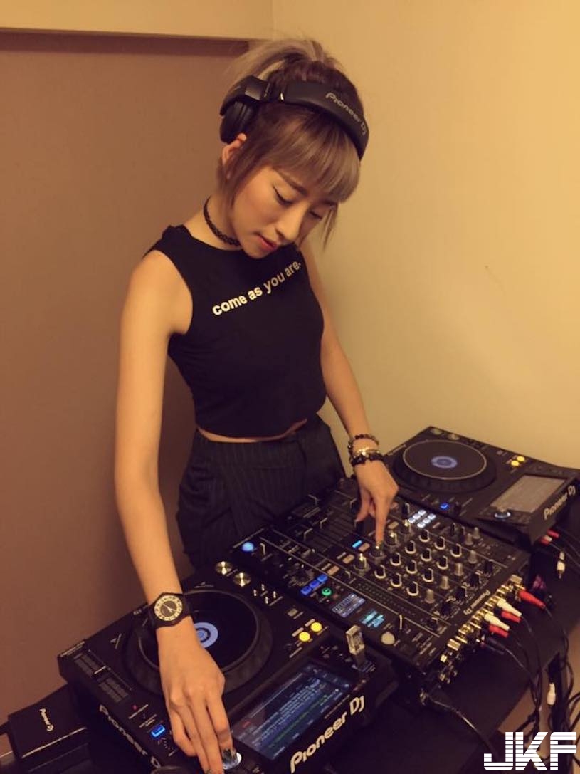 超火辣女DJ！　放音樂加送「性感美乳」，「現場搖擺」嗨翻全場！