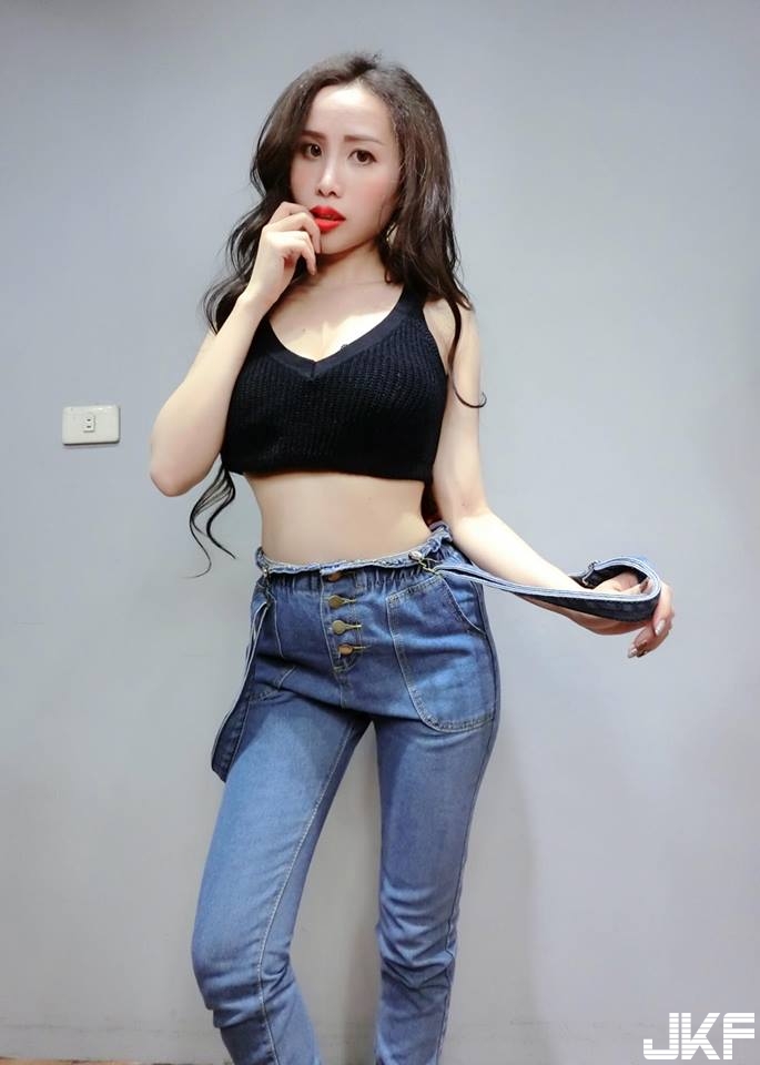 揪團了啦！「最狂乳量理髮師」爆奶剪髮畫面超惹火！這身材真的可以