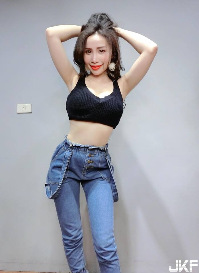 揪團了啦！「最狂乳量理髮師」爆奶剪髮畫面超惹火！這身材真的可以