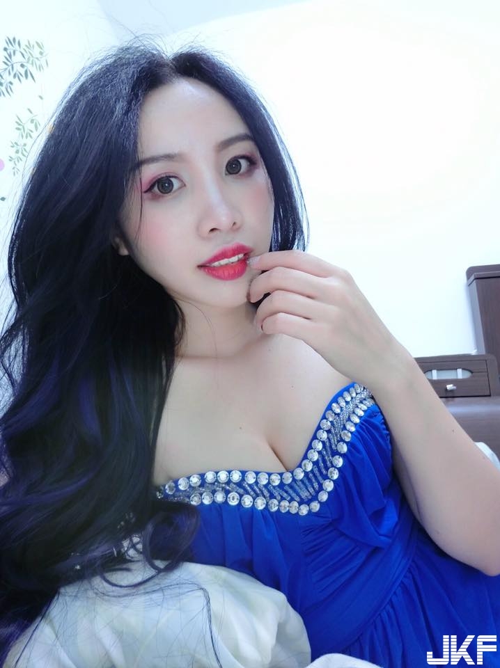揪團了啦！「最狂乳量理髮師」爆奶剪髮畫面超惹火！這身材真的可以