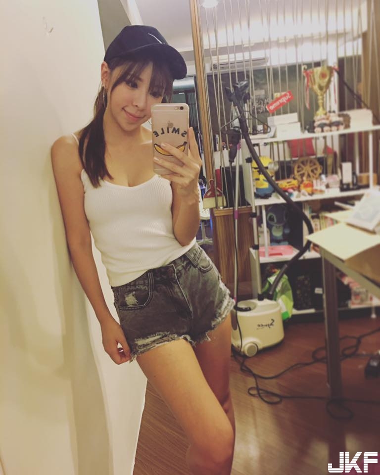 想帶回家當女友！「戀愛女友系」清純正妹露出美乳，網友都被電暈了！