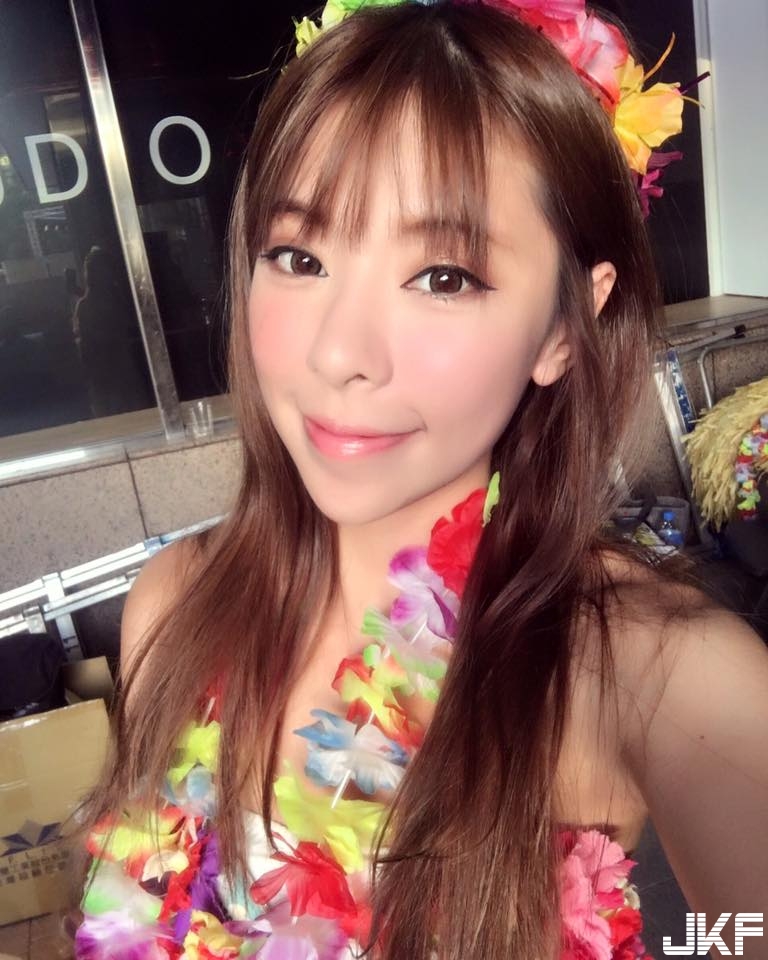 想帶回家當女友！「戀愛女友系」清純正妹露出美乳，網友都被電暈了！