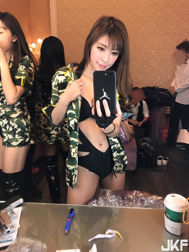 想帶回家當女友！「戀愛女友系」清純正妹露出美乳，網友都被電暈了！