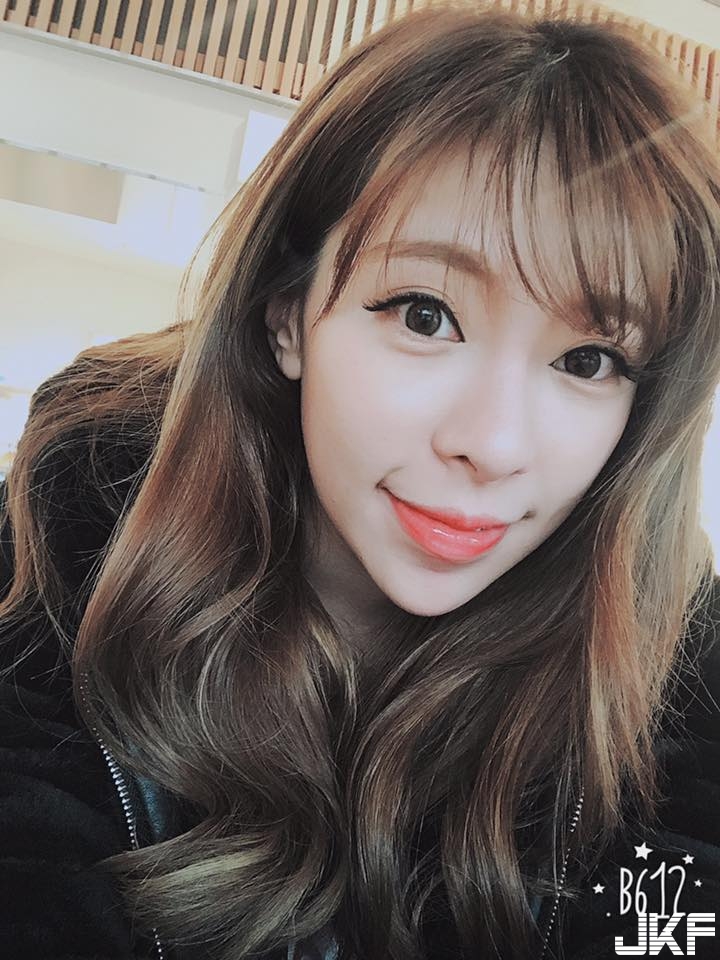 想帶回家當女友！「戀愛女友系」清純正妹露出美乳，網友都被電暈了！