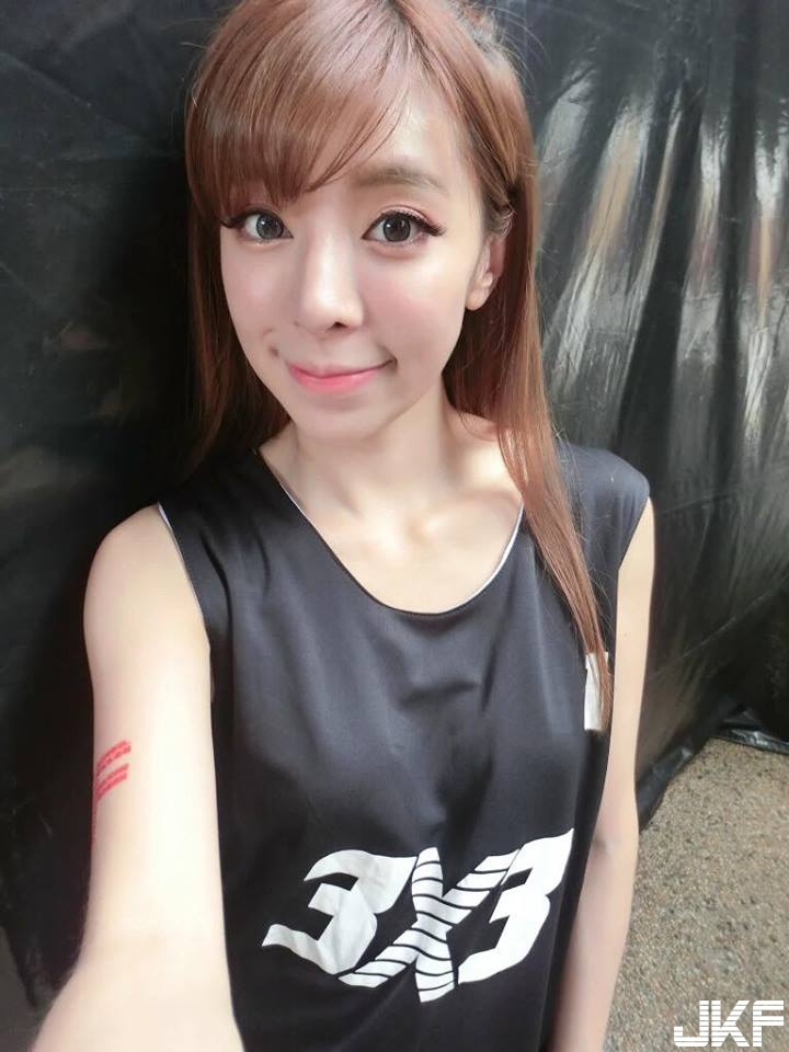 想帶回家當女友！「戀愛女友系」清純正妹露出美乳，網友都被電暈了！