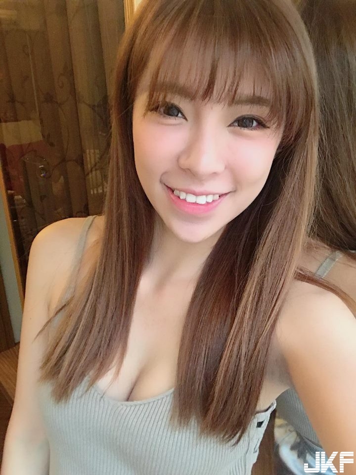 想帶回家當女友！「戀愛女友系」清純正妹露出美乳，網友都被電暈了！