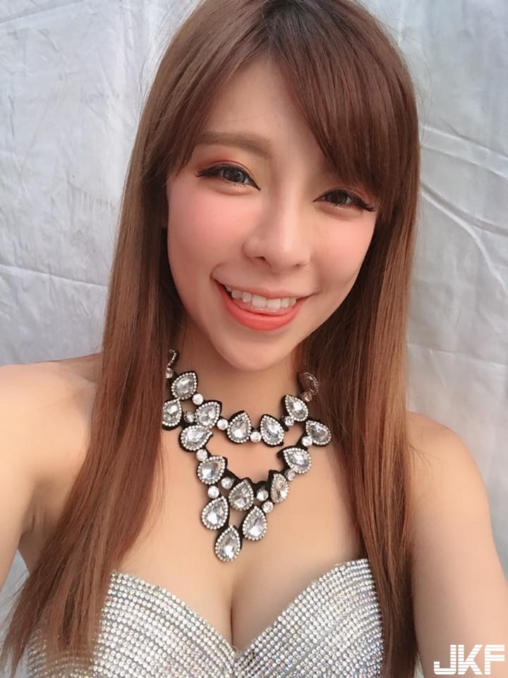 想帶回家當女友！「戀愛女友系」清純正妹露出美乳，網友都被電暈了！