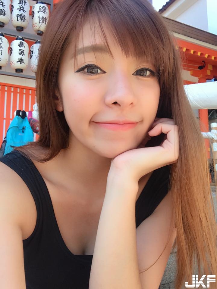 想帶回家當女友！「戀愛女友系」清純正妹露出美乳，網友都被電暈了！