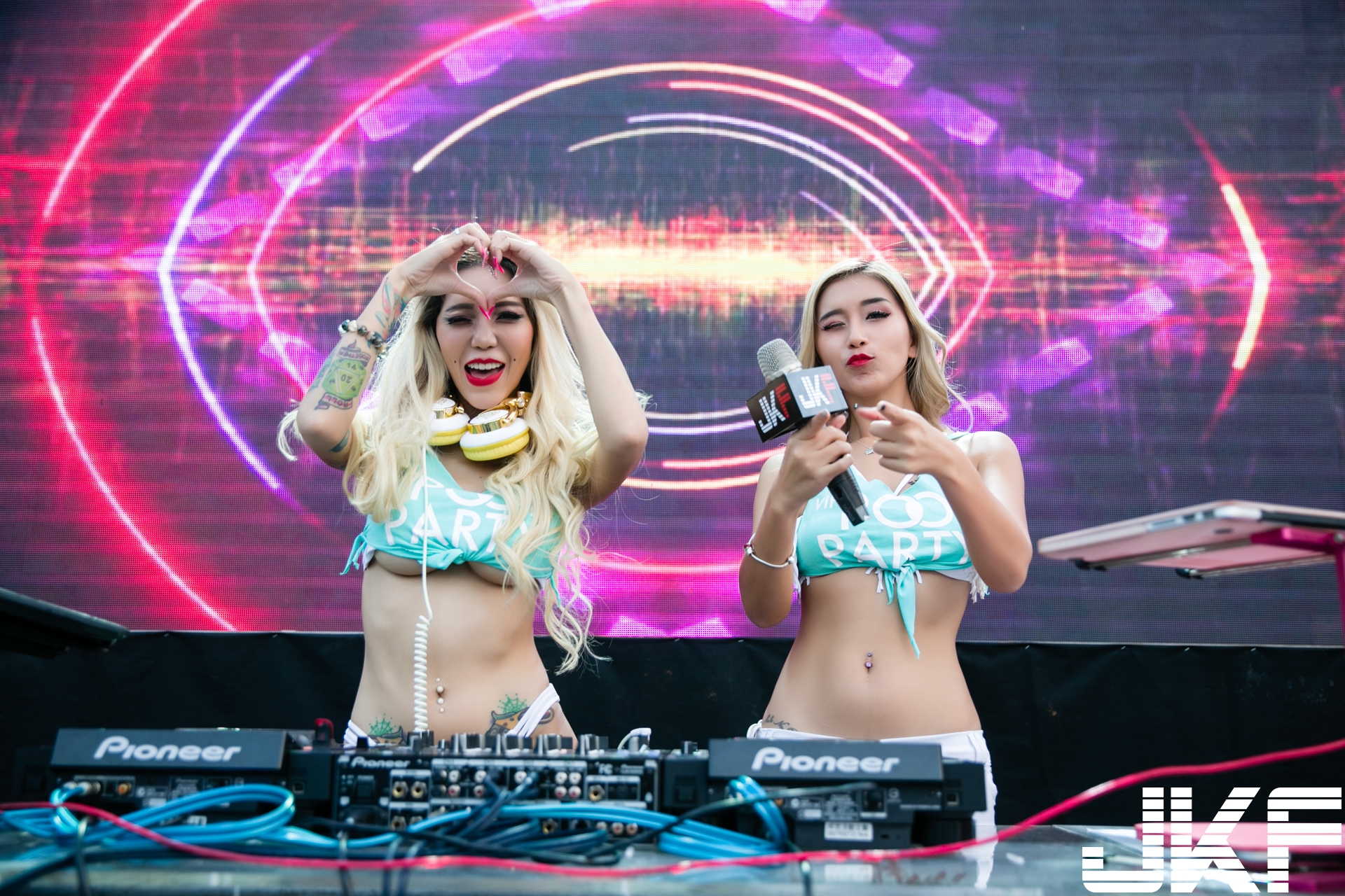 【博狗扑克】亞洲「最辣女DJ」刷盤秀性感!「火辣派對尤物」搶眼現場嗨翻! 【博狗扑克】亞洲「最辣女DJ」刷盤秀性感!「火辣派對尤物」搶眼現場嗨翻!