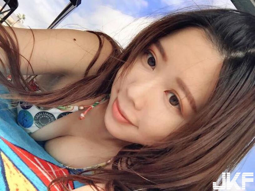 好害羞～正妹著「國旗比基尼」環遊世界！「火辣碗公奶」快要遮不住啦～