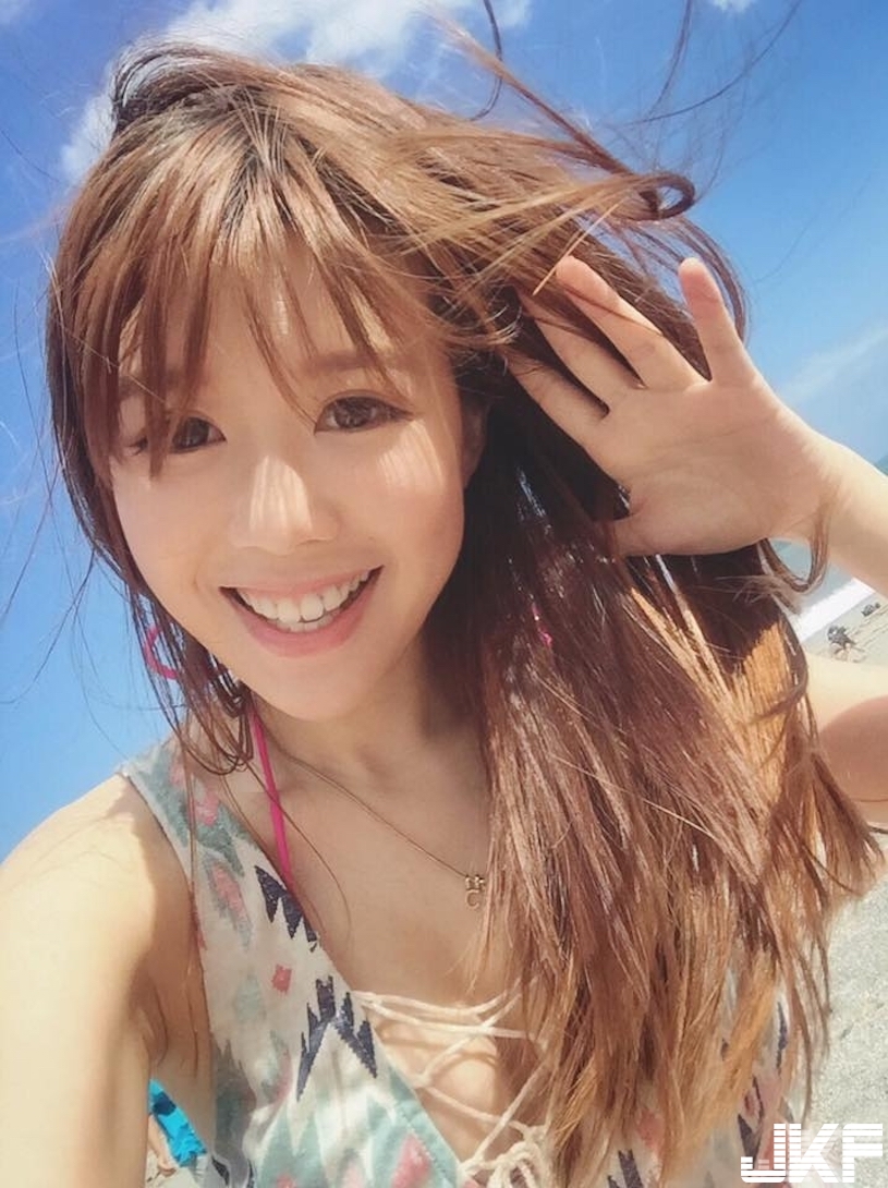 好害羞～正妹著「國旗比基尼」環遊世界！「火辣碗公奶」快要遮不住啦～
