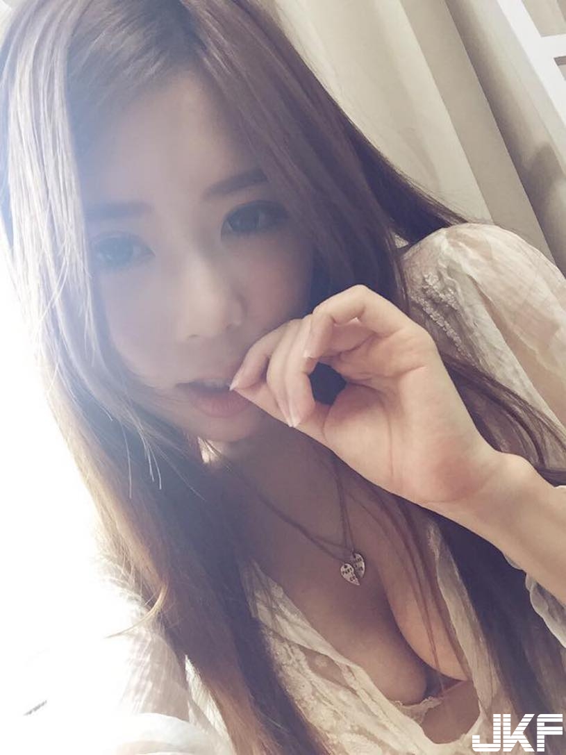 好害羞～正妹著「國旗比基尼」環遊世界！「火辣碗公奶」快要遮不住啦～