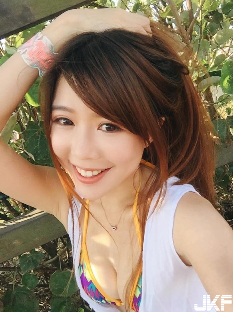 好害羞～正妹著「國旗比基尼」環遊世界！「火辣碗公奶」快要遮不住啦～
