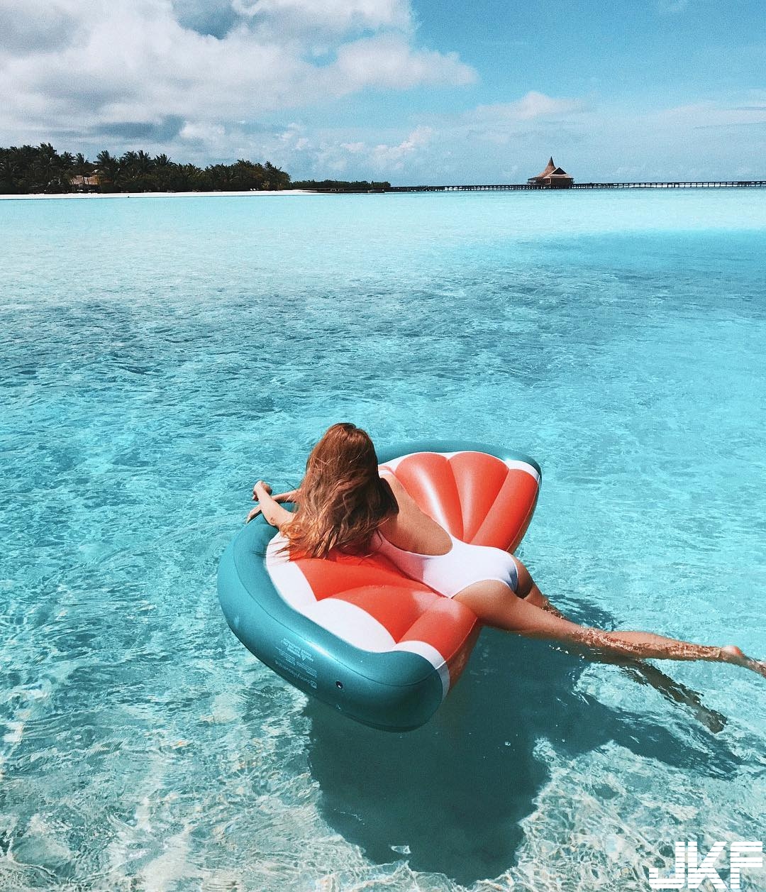 夏日女神！「氣質正妹」笑容甜美的讓人睜不開眼　轉身就是一道最美風景