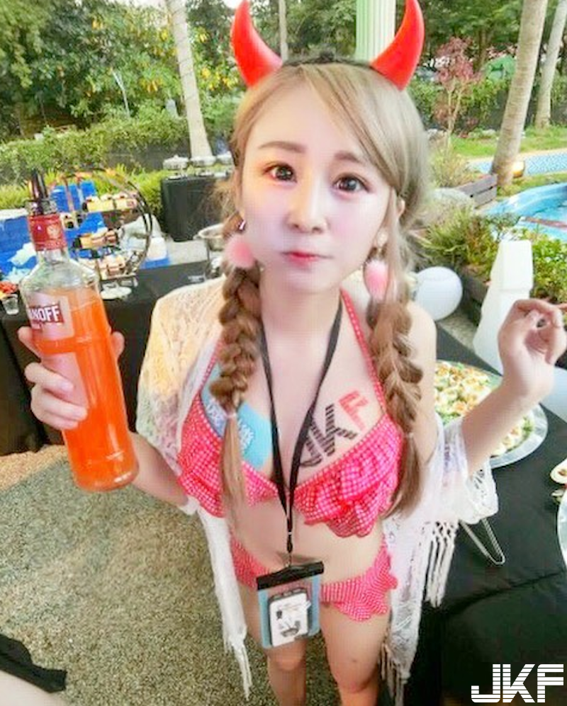 小惡魔來襲！「白嫩美胸」比基尼正妹池畔出沒！吃東西的樣子也超可愛&#8230;